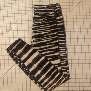 Nike Pro Fit women’s Sz L running leggings. Dri fit zebra print. No snags.